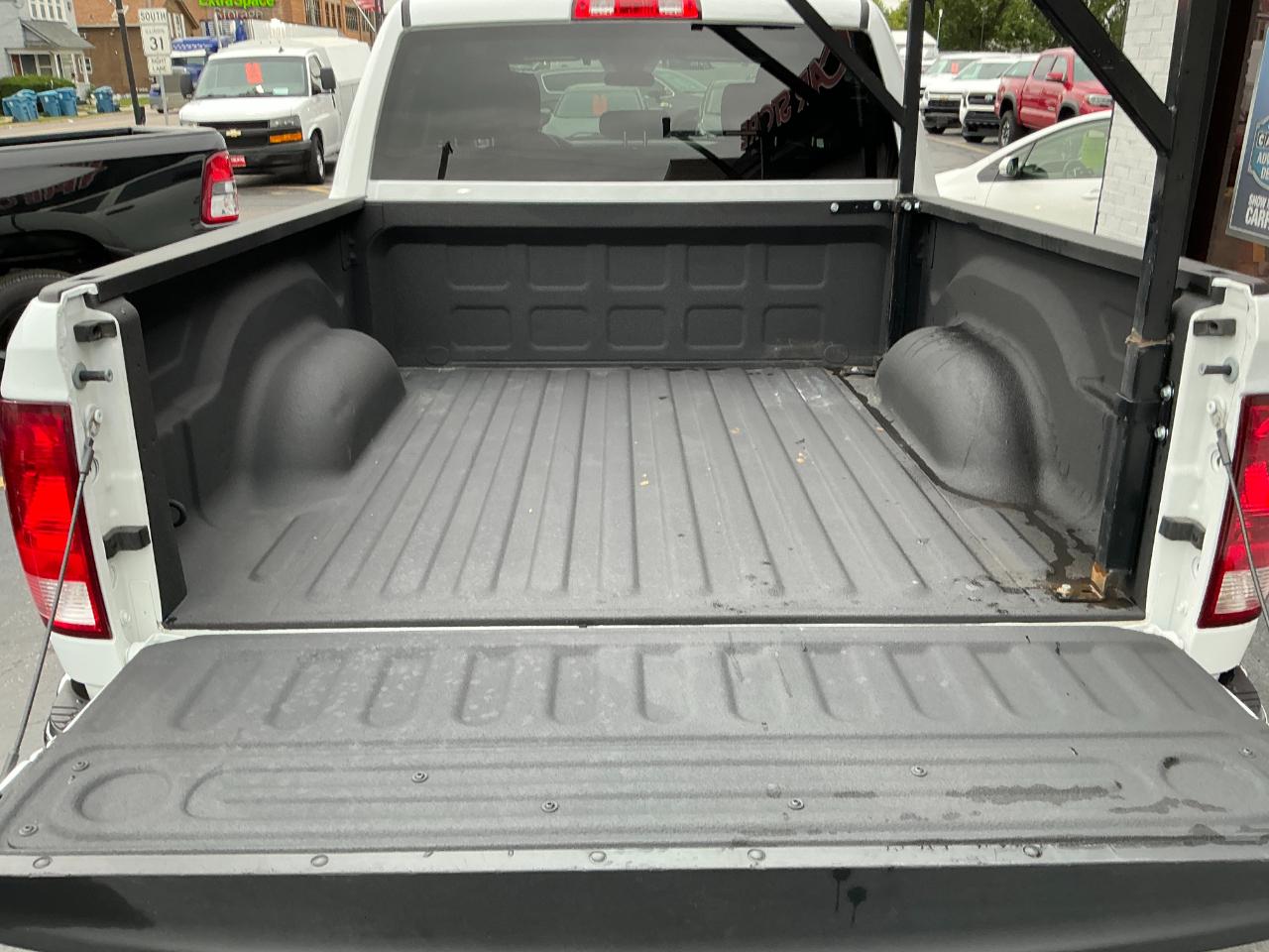 RAM 1500 Classic Tradesman 4x4 Crew Cab 5'7" Box 2023