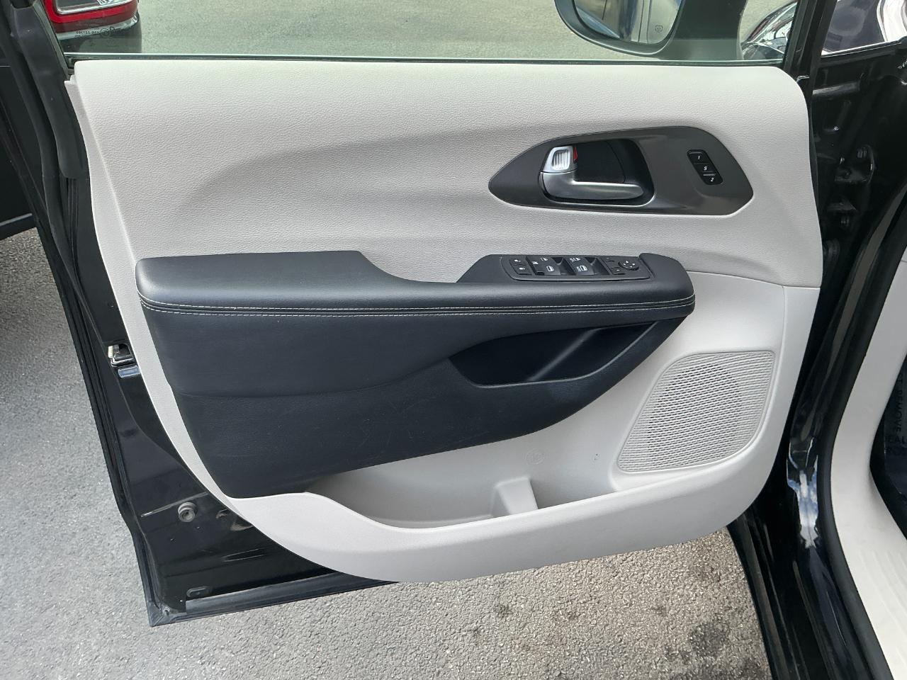 Chrysler Pacifica Touring L FWD 2023