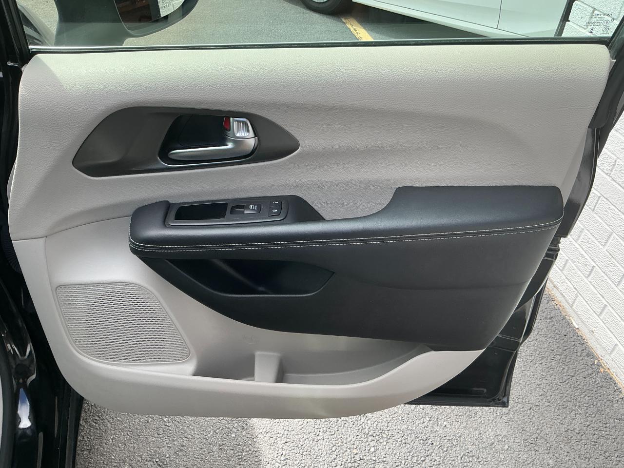Chrysler Pacifica Touring L FWD 2023