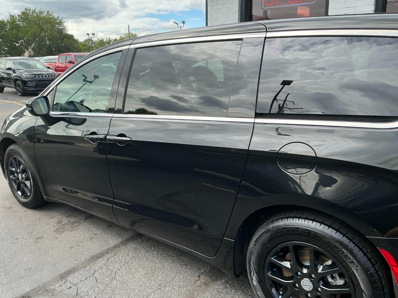 Chrysler Pacifica Touring L FWD 2023