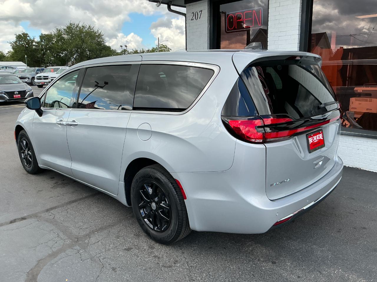 Chrysler Pacifica Touring L FWD 2024
