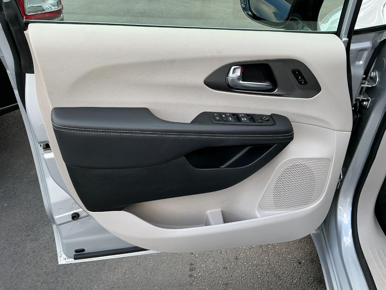 Chrysler Pacifica Touring L FWD 2024
