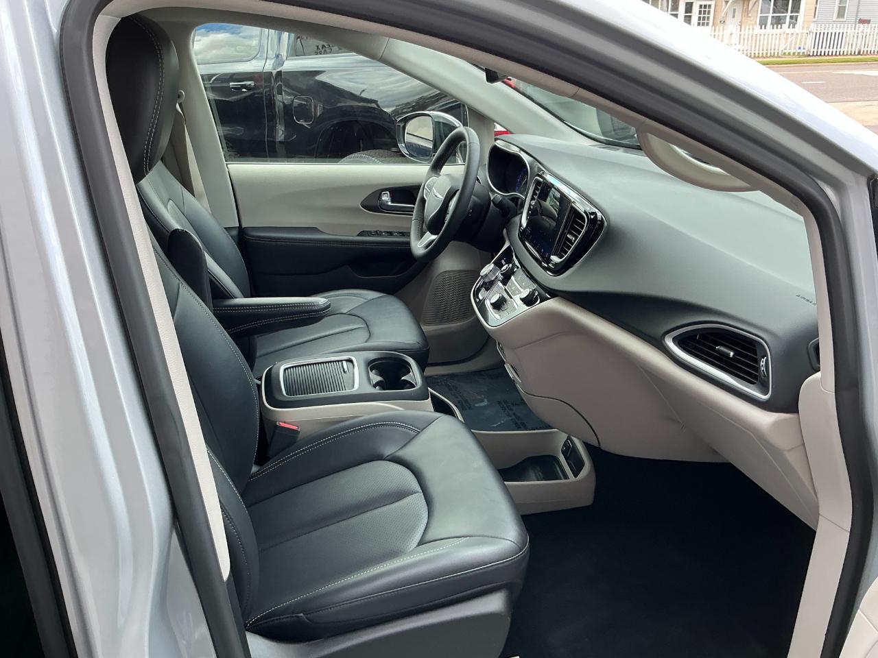 Chrysler Pacifica Touring L FWD 2024