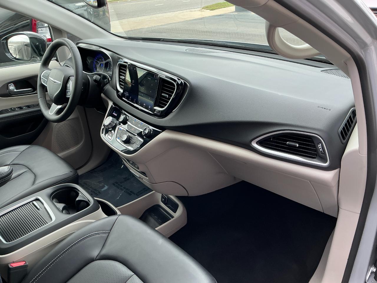 Chrysler Pacifica Touring L FWD 2024