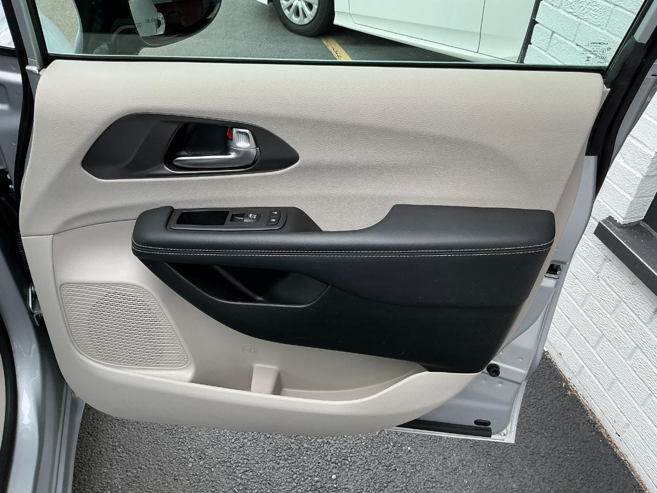 Chrysler Pacifica Touring L FWD 2024