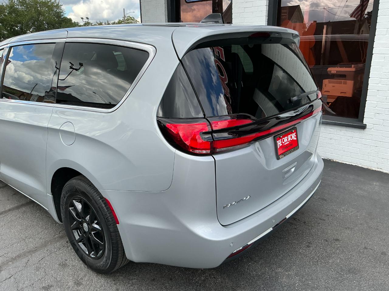 Chrysler Pacifica Touring L FWD 2024