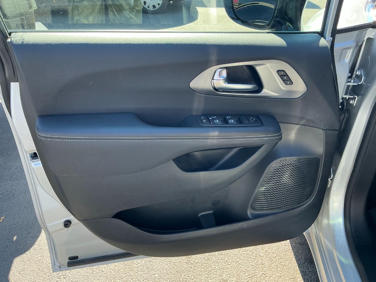 Chrysler Pacifica Select FWD 2026