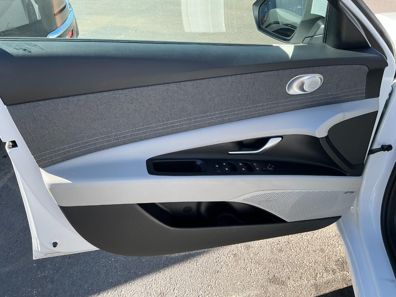 Hyundai Elantra Limited IVT 2025