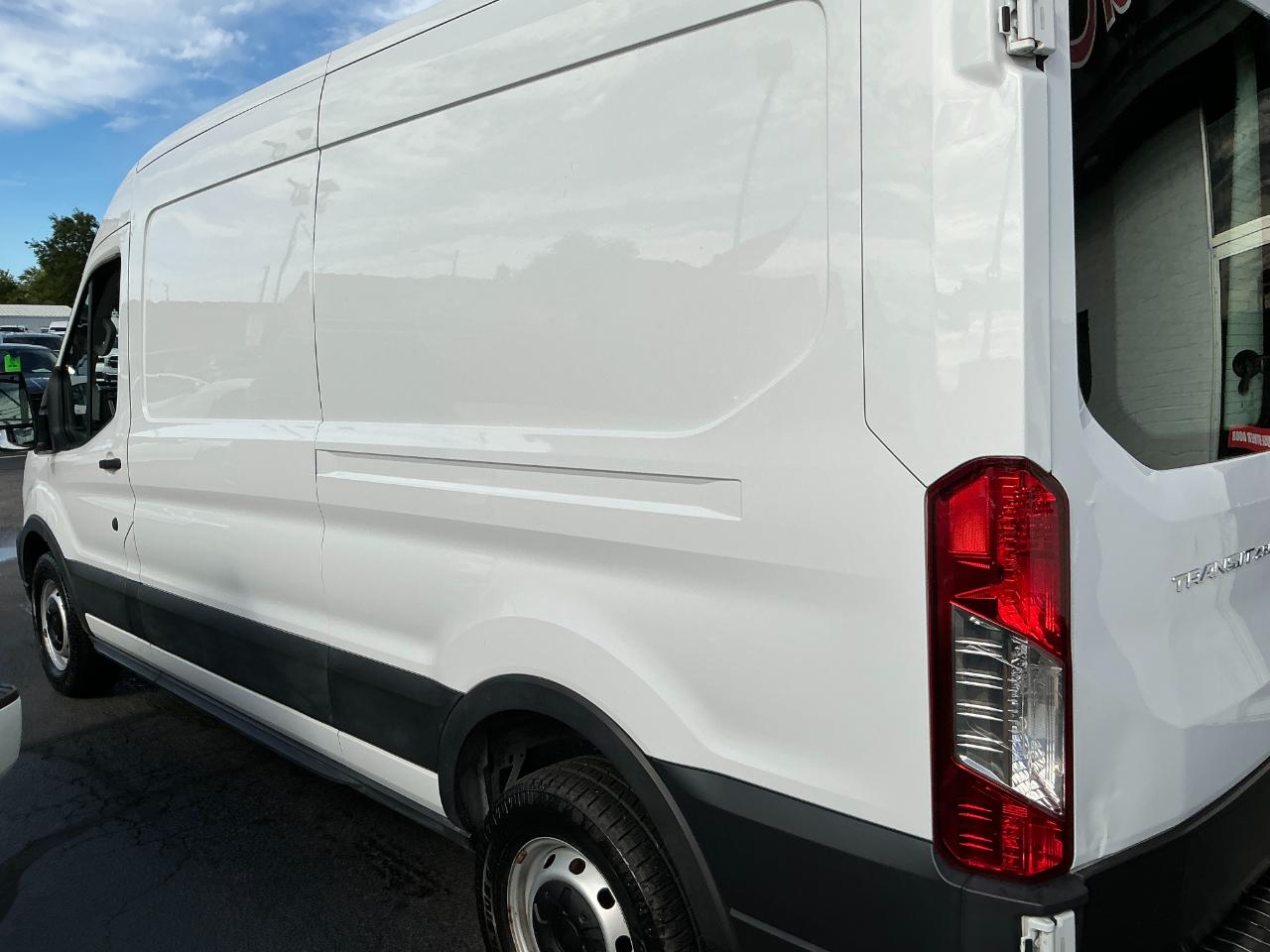 Ford Transit Cargo Van T-250 130" Med Rf 9070 GVWR RWD 2023
