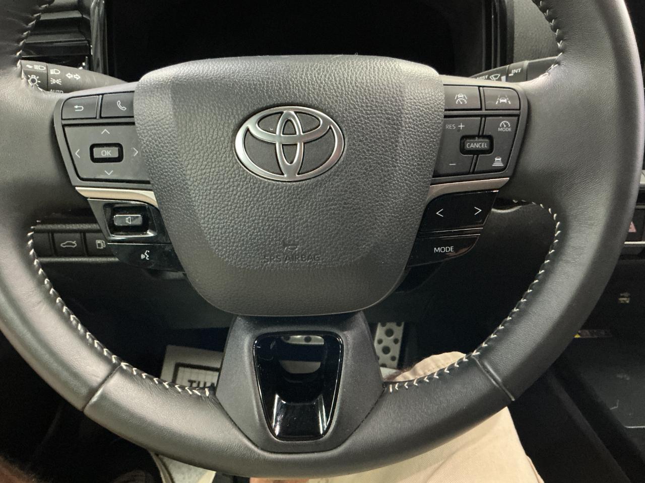 Toyota Camry SE (Natl) 2025
