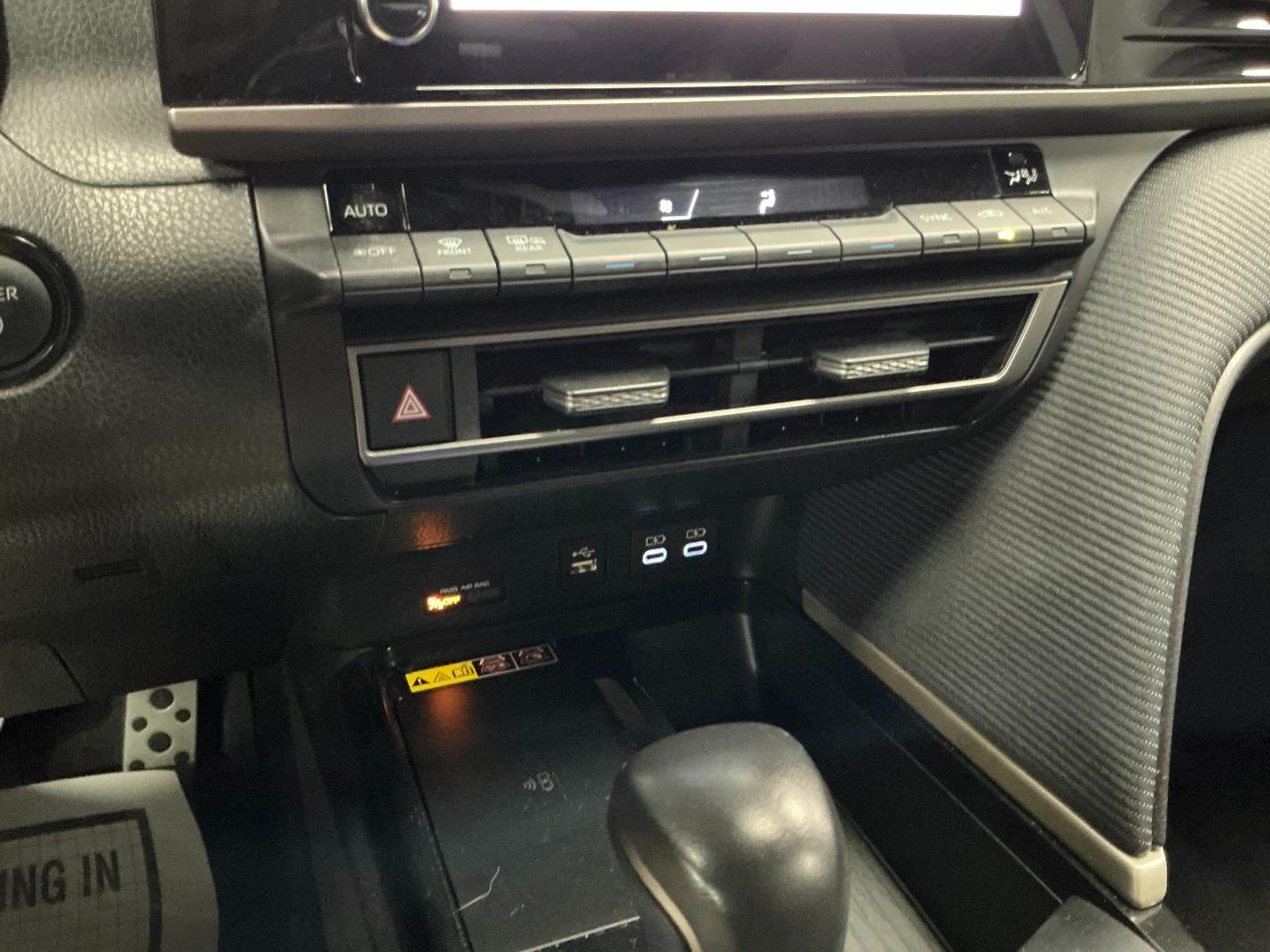Toyota Camry SE (Natl) 2025