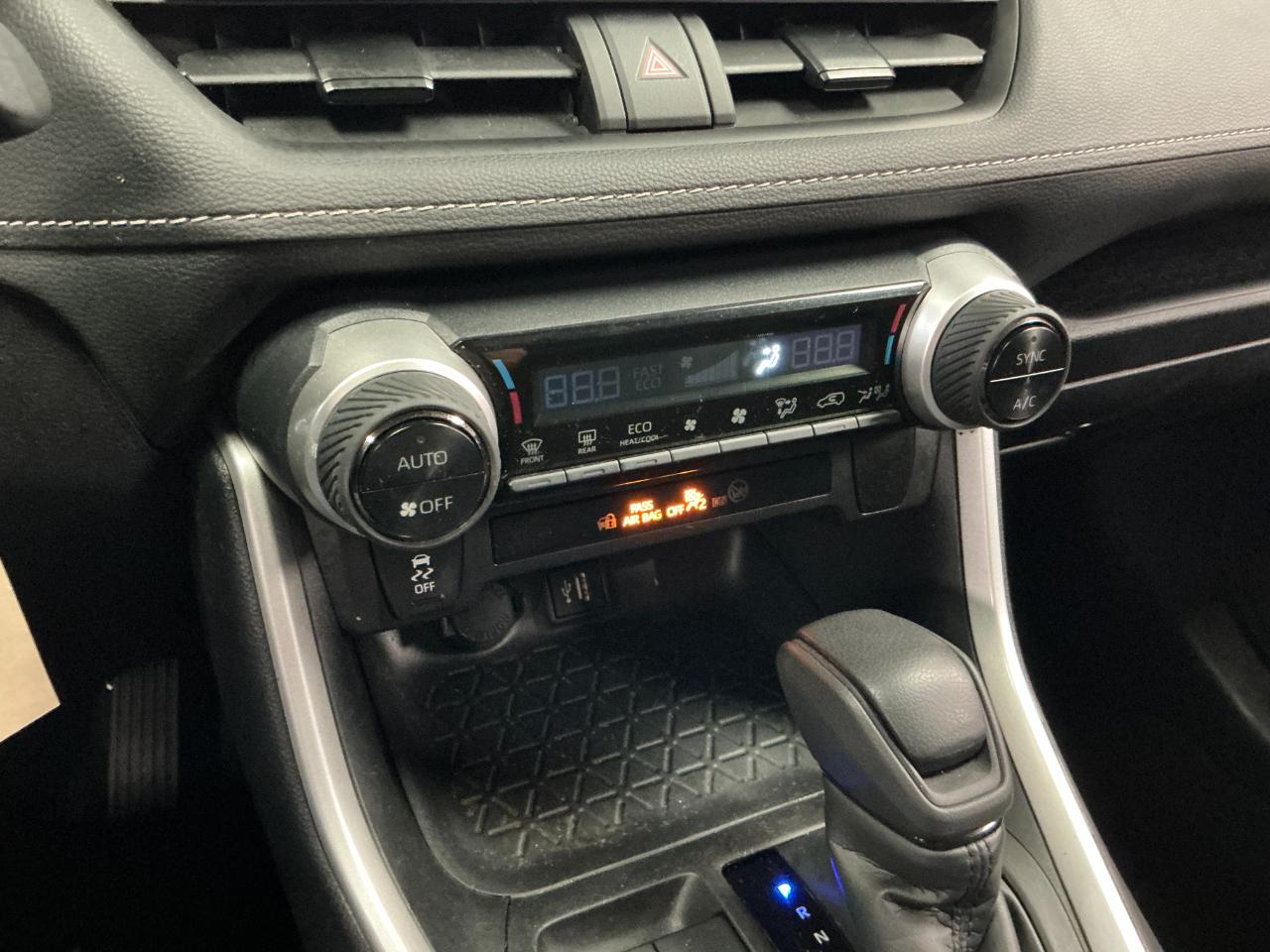 Toyota RAV4 Hybrid LE AWD (Natl) 2025