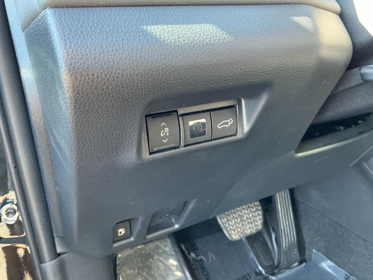 Toyota RAV4 XLE Premium AWD (Natl) 2026