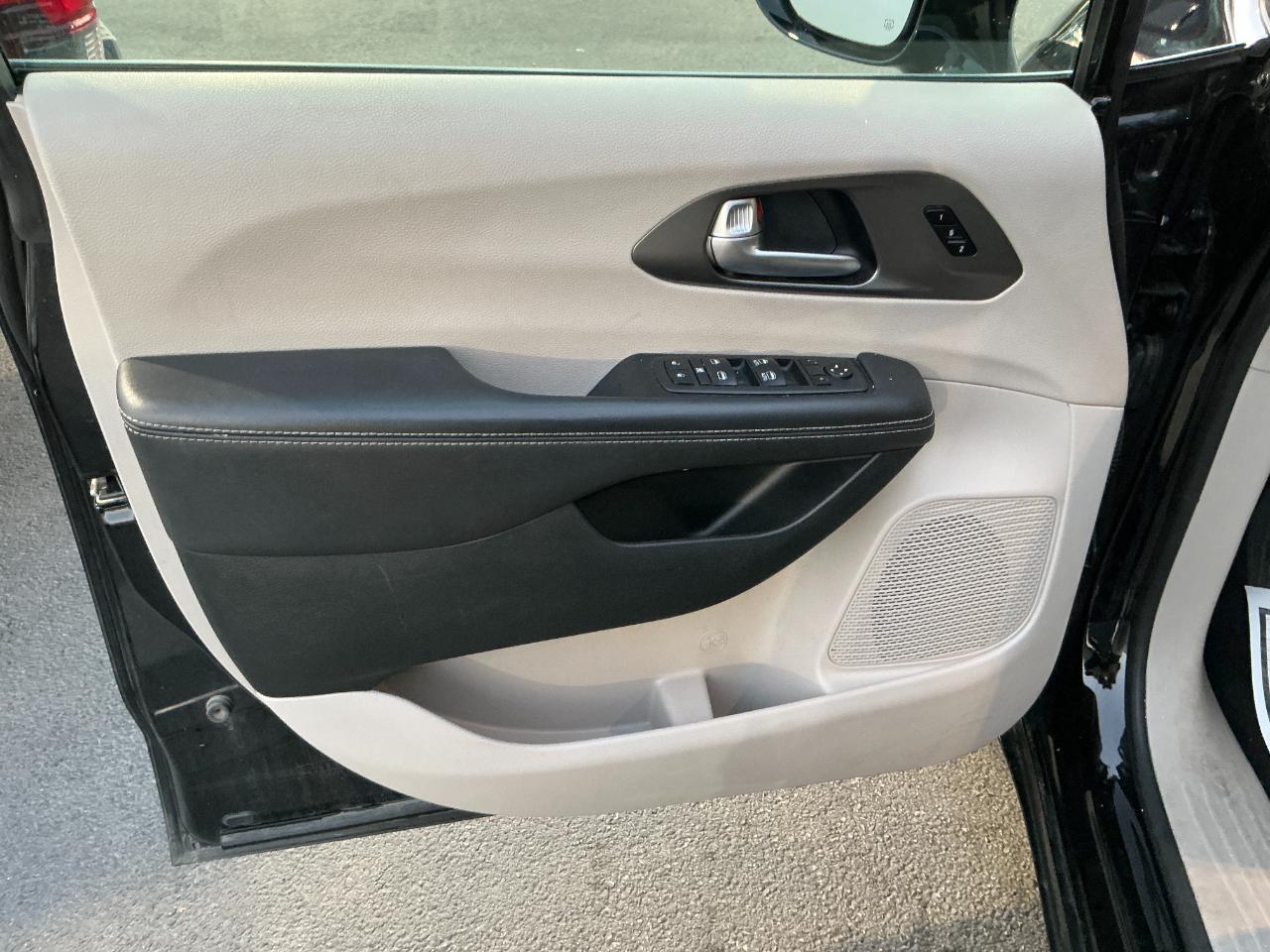 Chrysler Pacifica Touring L FWD 2024