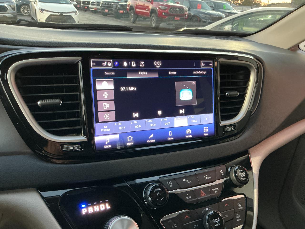 Chrysler Pacifica Touring L FWD 2024