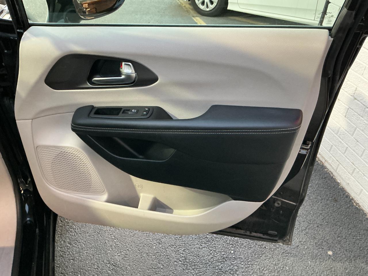 Chrysler Pacifica Touring L FWD 2024
