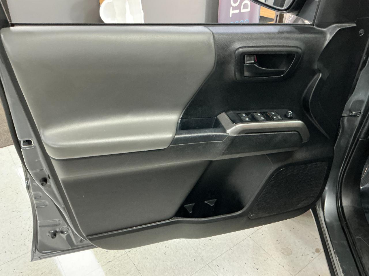 Toyota Tacoma 2WD SR5 Double Cab 5' Bed AT (Natl) 2023
