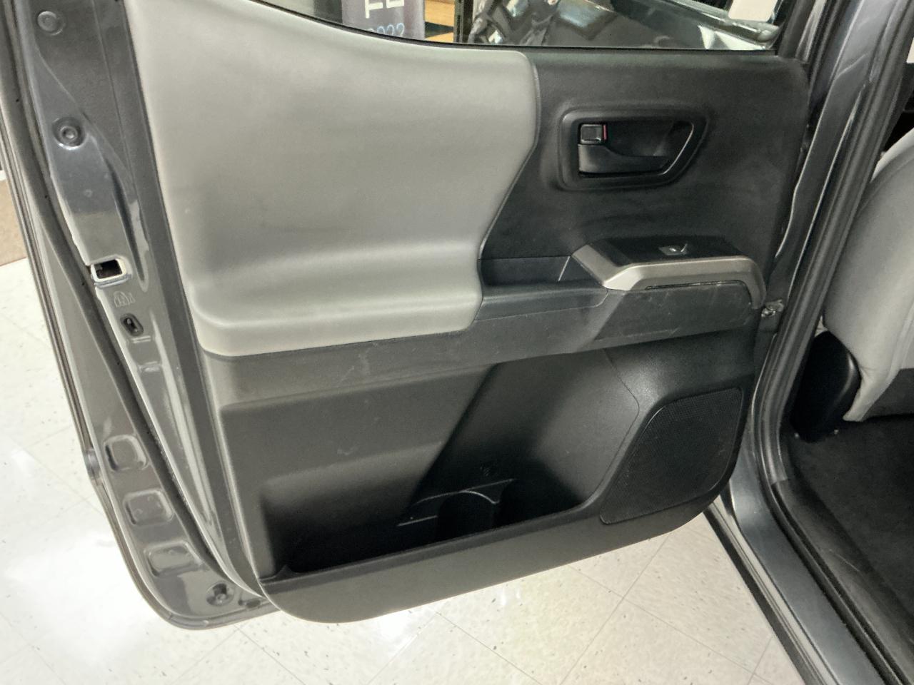Toyota Tacoma 2WD SR5 Double Cab 5' Bed AT (Natl) 2023