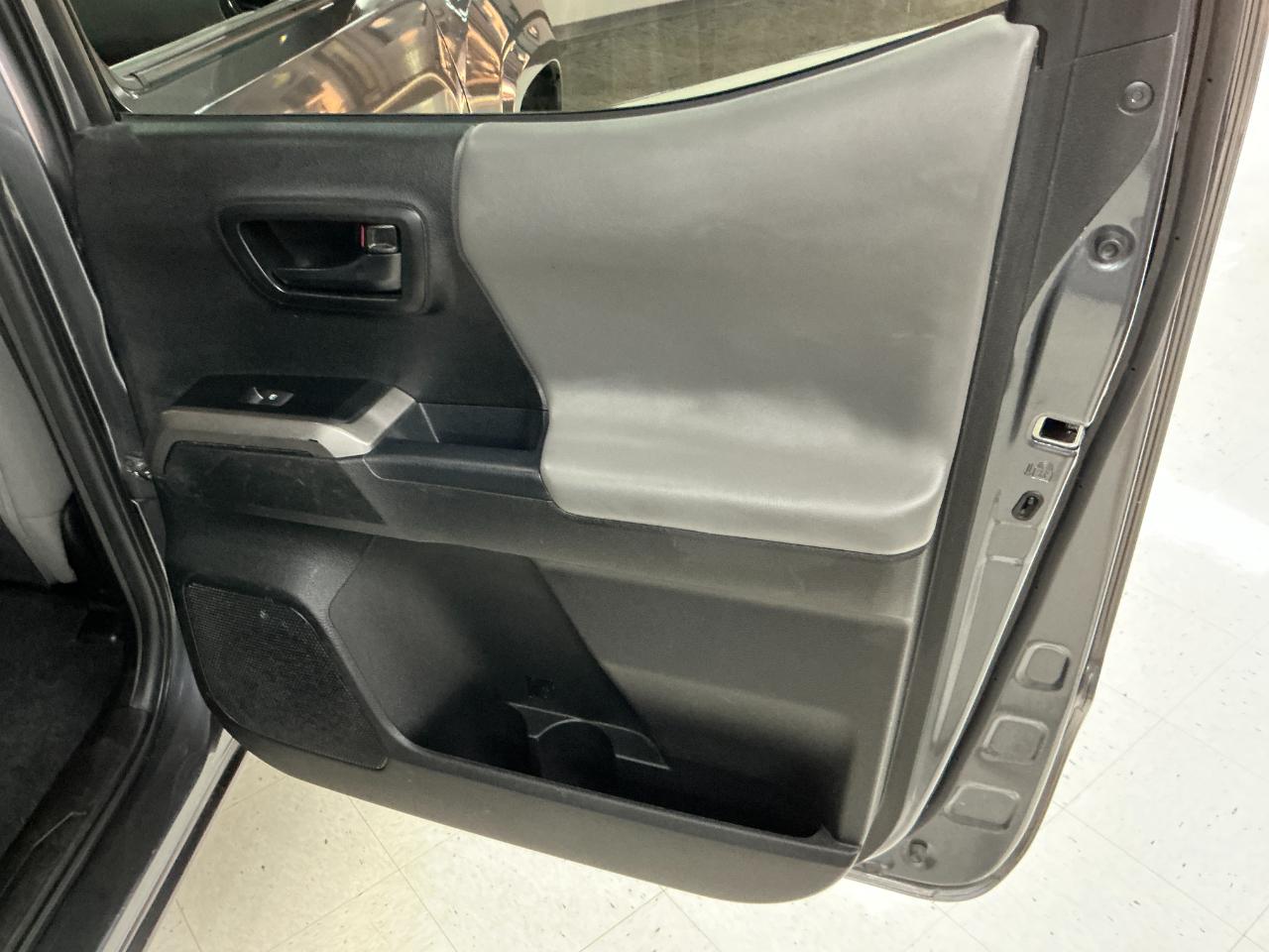 Toyota Tacoma 2WD SR5 Double Cab 5' Bed AT (Natl) 2023