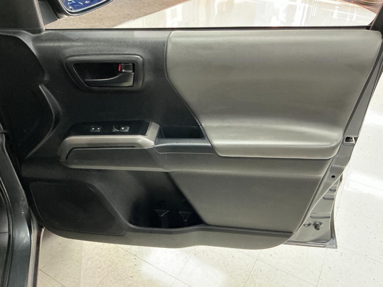 Toyota Tacoma 2WD SR5 Double Cab 5' Bed AT (Natl) 2023