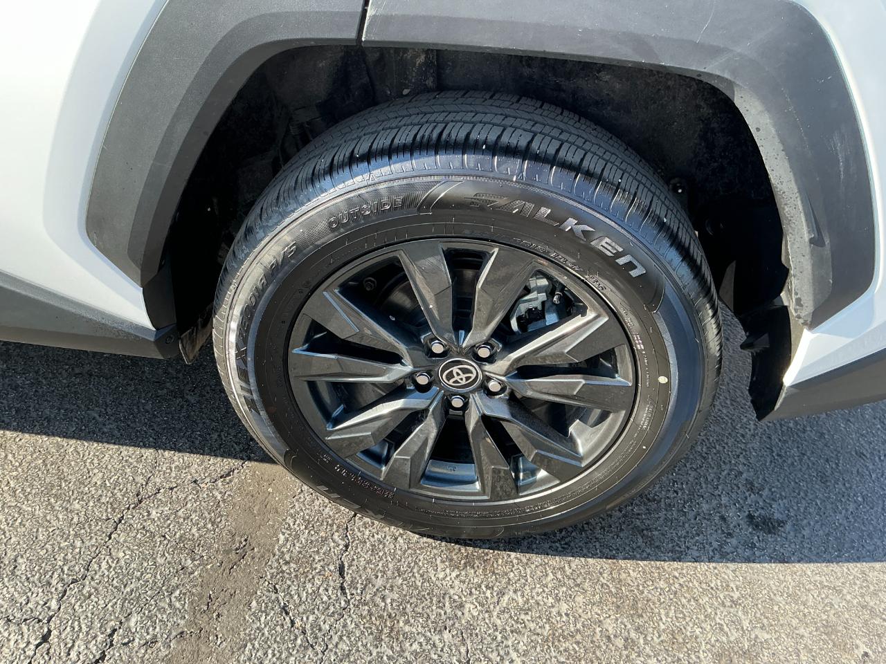 Toyota RAV4 XLE Premium AWD (Natl) 2026