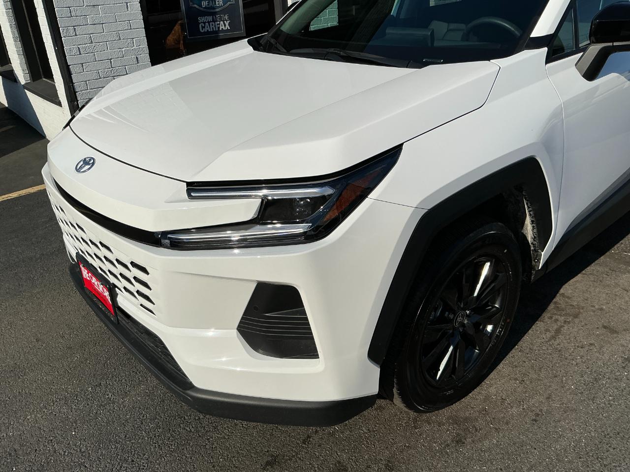 Toyota RAV4 XLE Premium AWD (Natl) 2026