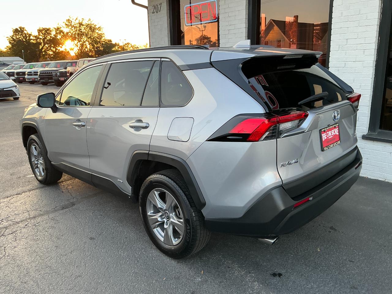 Toyota RAV4 Hybrid XLE AWD (Natl) 2024