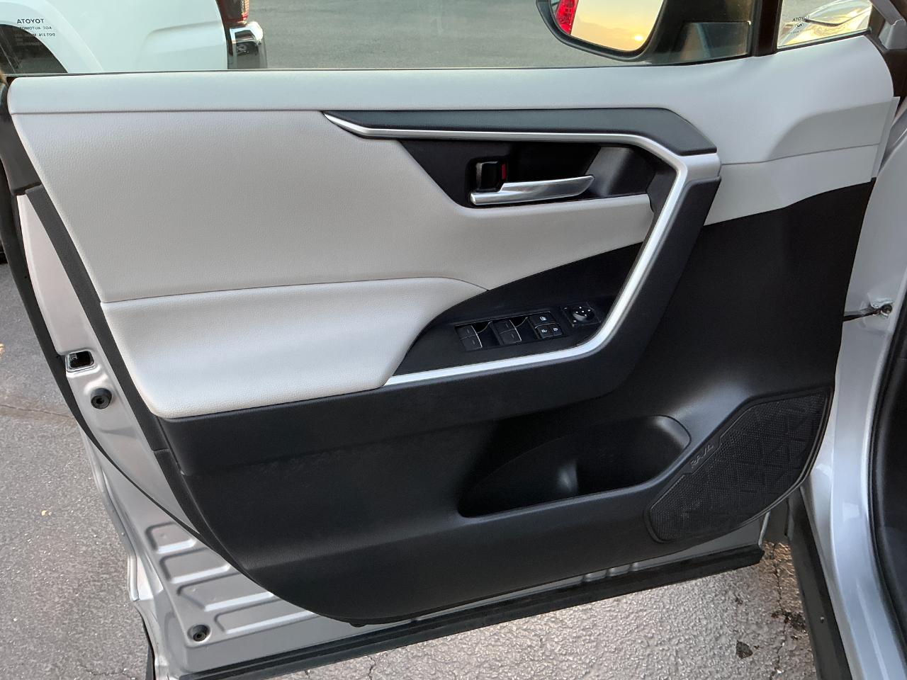 Toyota RAV4 Hybrid XLE AWD (Natl) 2024