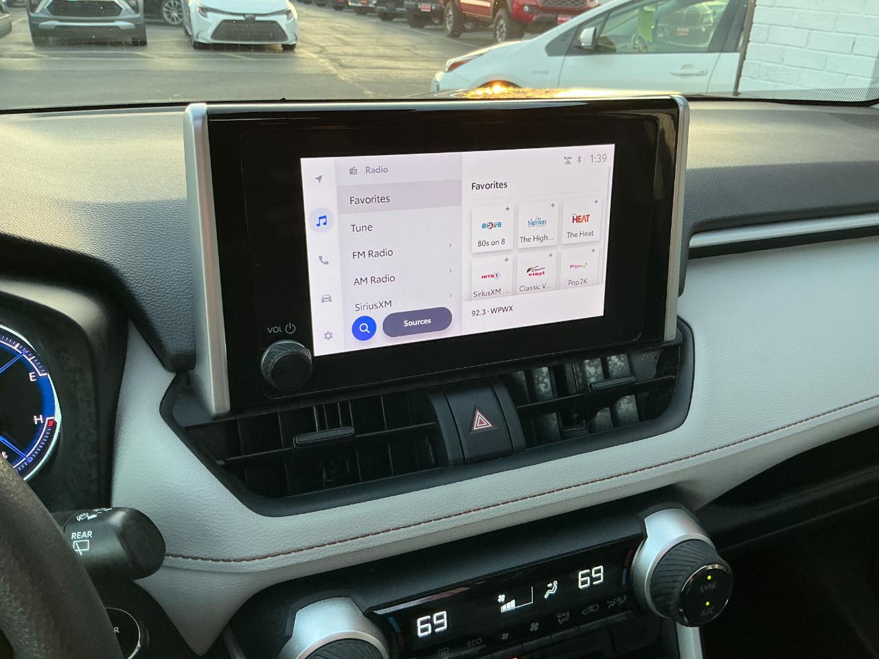 Toyota RAV4 Hybrid XLE AWD (Natl) 2024