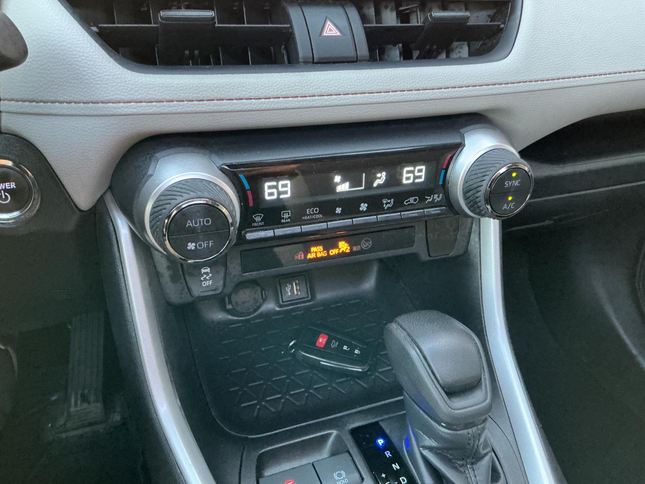 Toyota RAV4 Hybrid XLE AWD (Natl) 2024