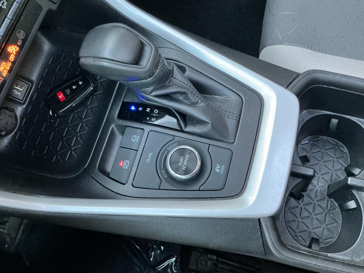 Toyota RAV4 Hybrid XLE AWD (Natl) 2024