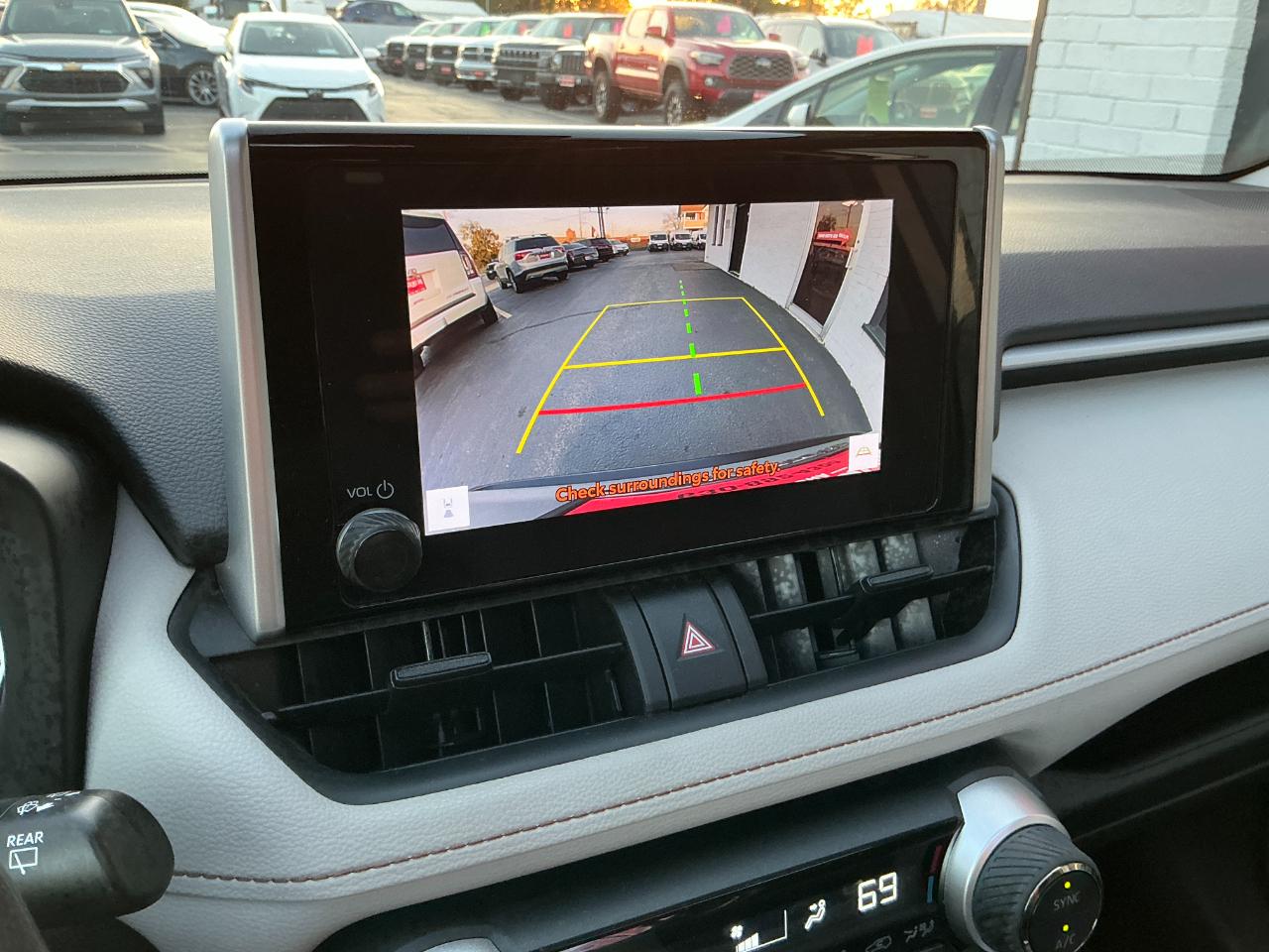 Toyota RAV4 Hybrid XLE AWD (Natl) 2024