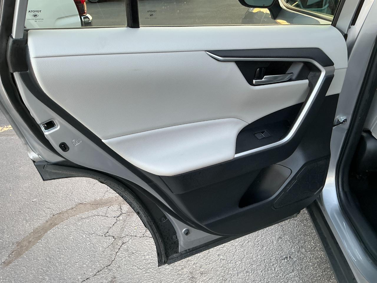 Toyota RAV4 Hybrid XLE AWD (Natl) 2024