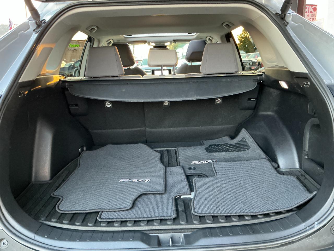 Toyota RAV4 Hybrid XLE AWD (Natl) 2024