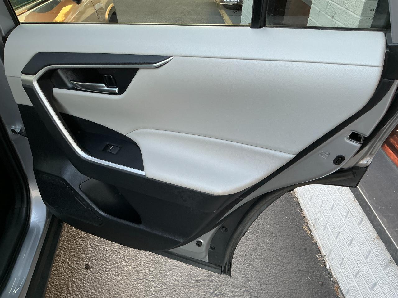Toyota RAV4 Hybrid XLE AWD (Natl) 2024