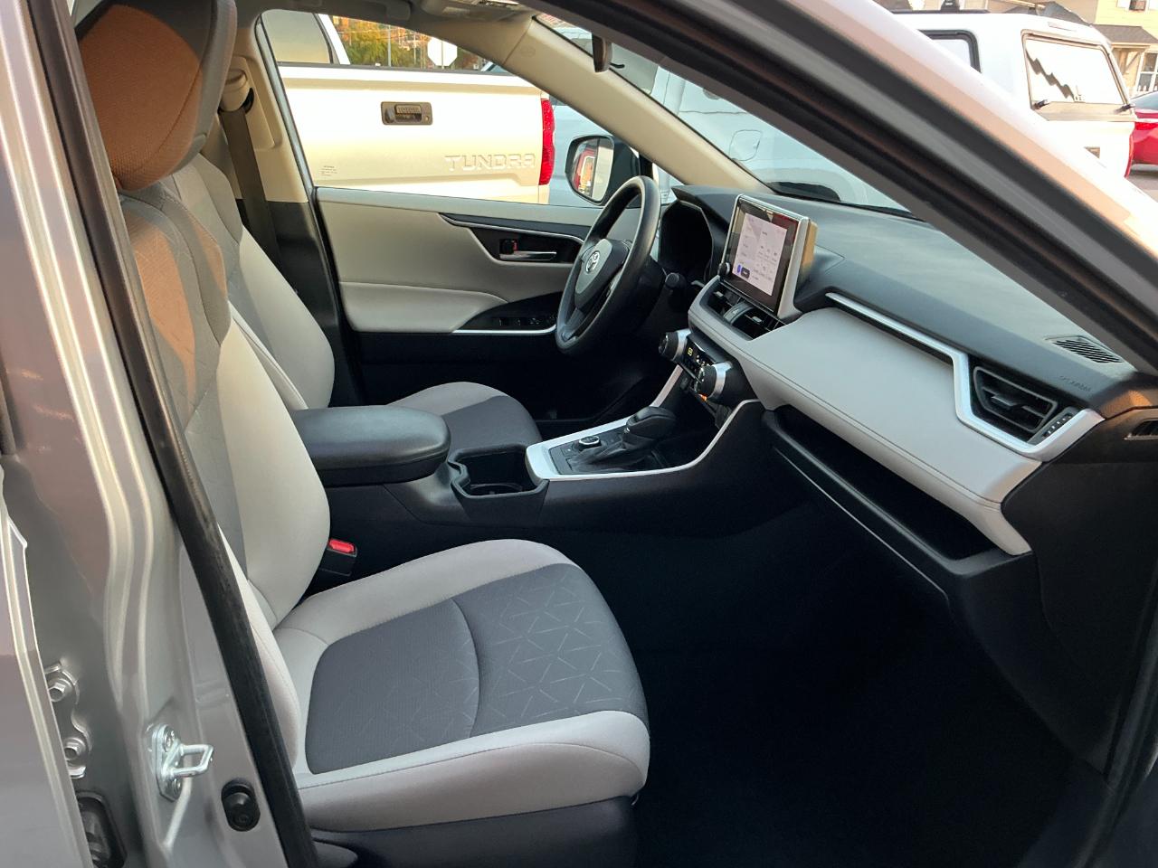 Toyota RAV4 Hybrid XLE AWD (Natl) 2024
