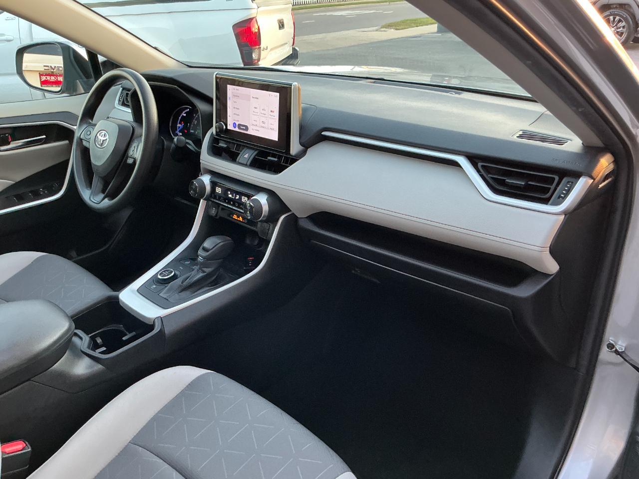 Toyota RAV4 Hybrid XLE AWD (Natl) 2024
