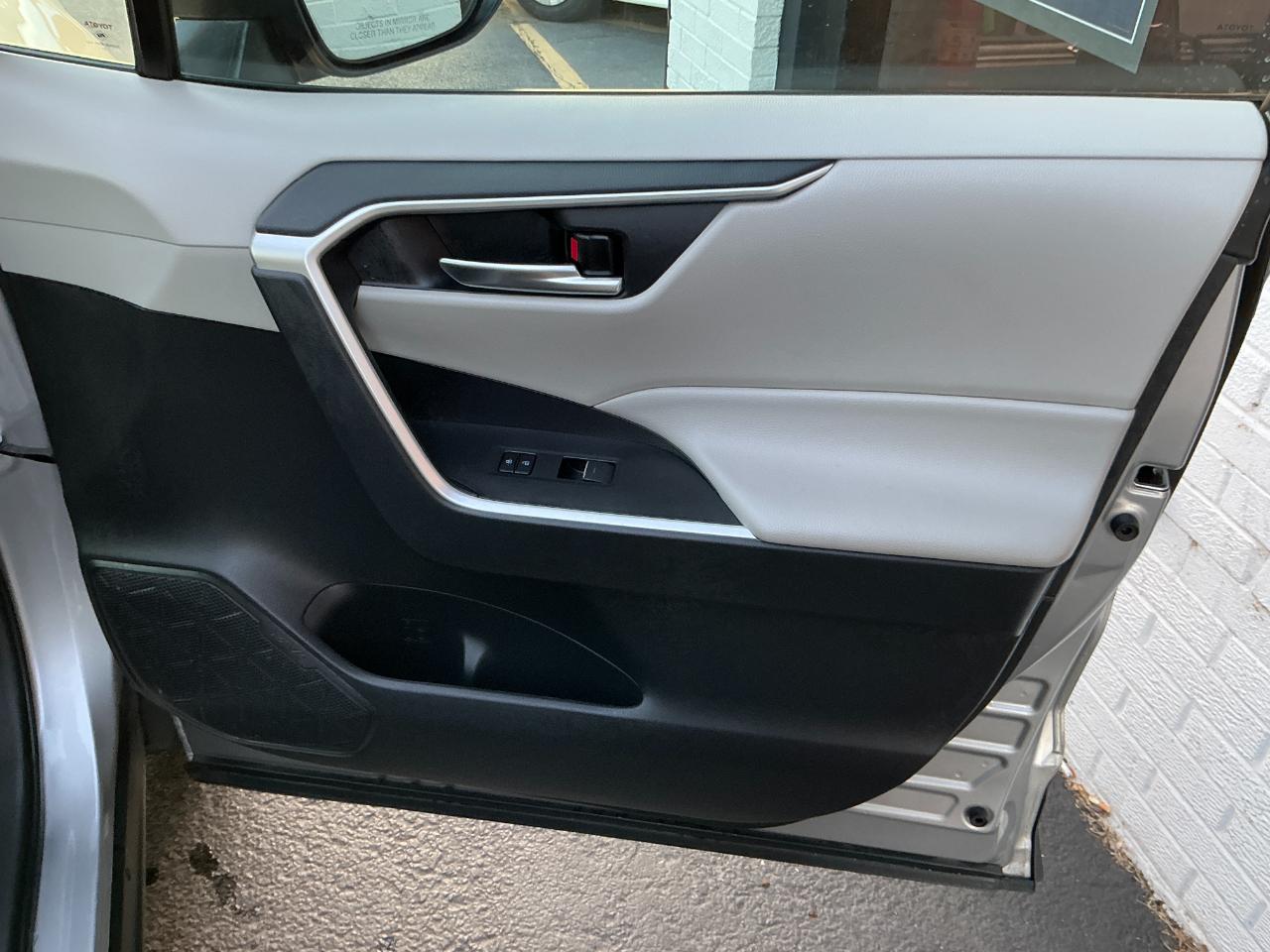 Toyota RAV4 Hybrid XLE AWD (Natl) 2024