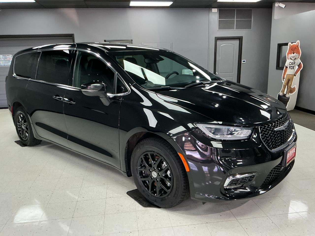 Chrysler Pacifica Touring FWD 2023