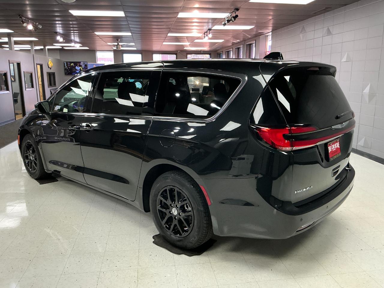 Chrysler Pacifica Touring FWD 2023