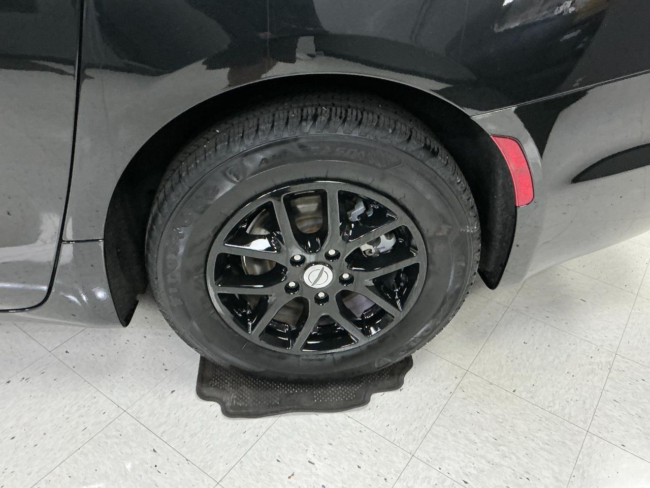 Chrysler Pacifica Touring FWD 2023