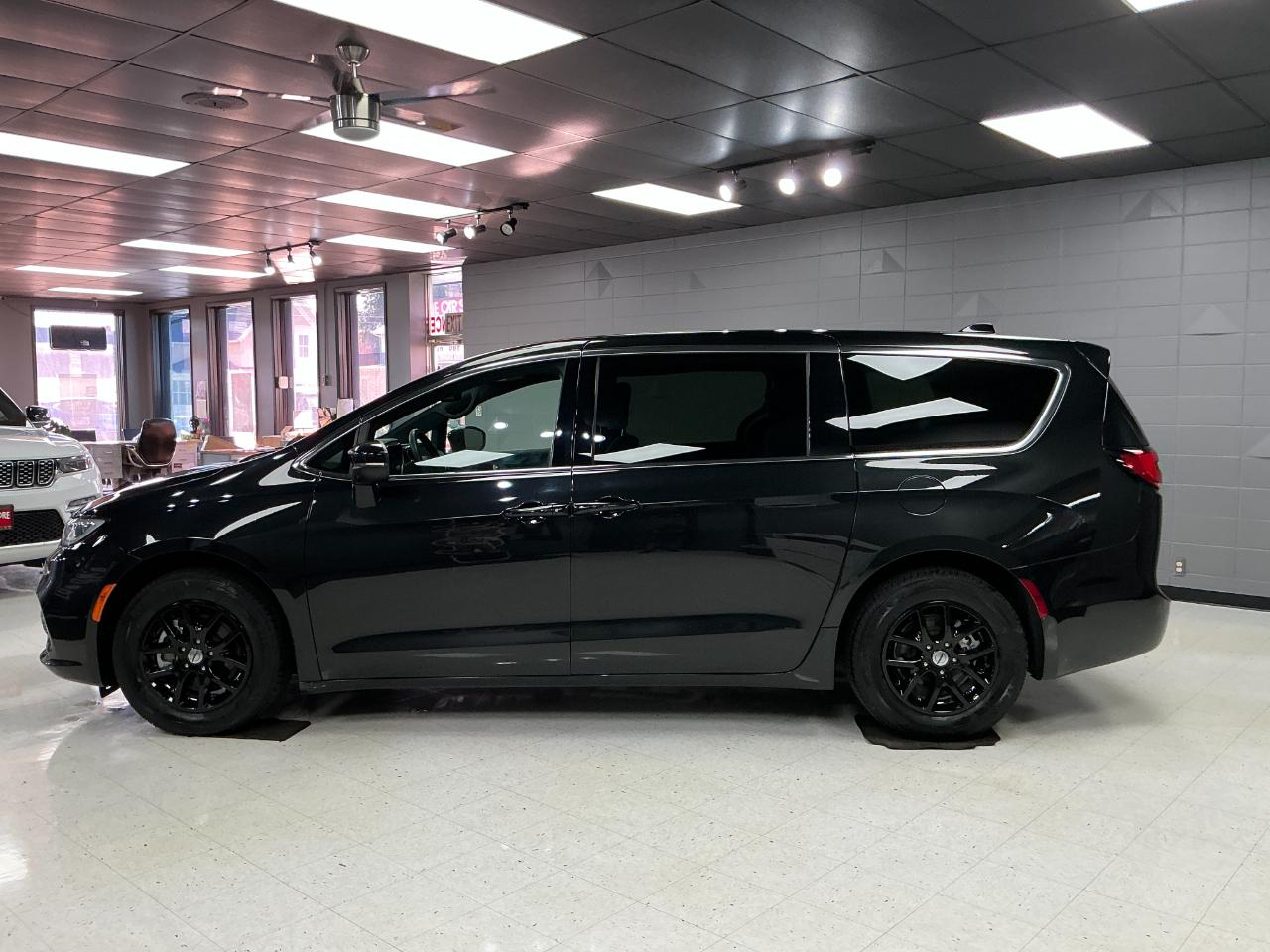 Chrysler Pacifica Touring FWD 2023