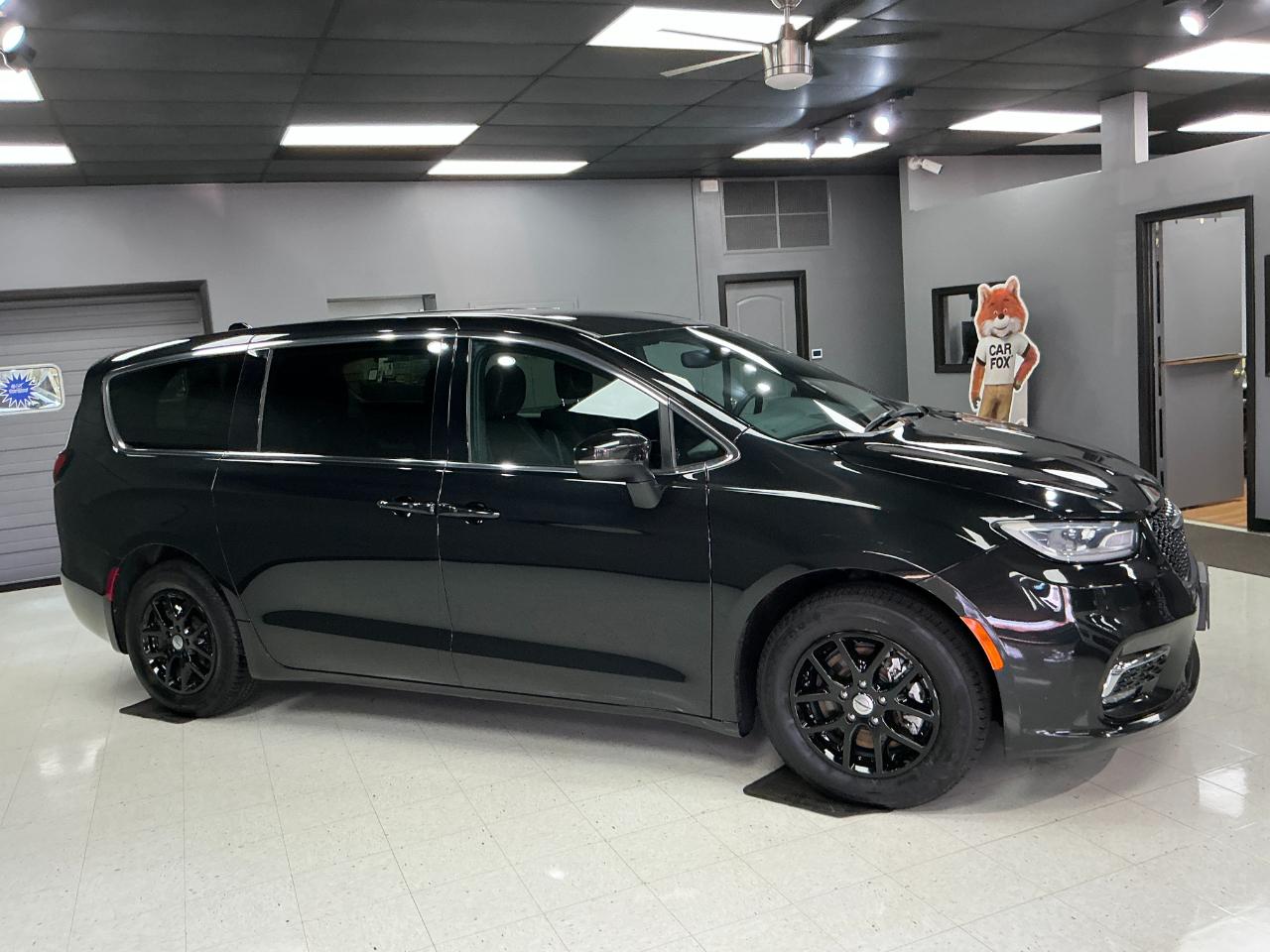 Chrysler Pacifica Touring FWD 2023