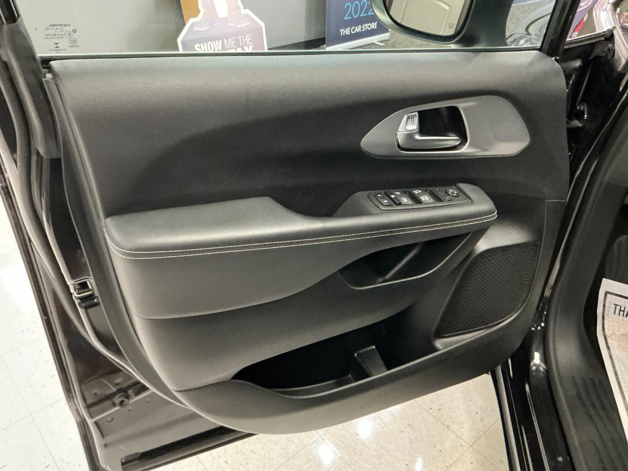Chrysler Pacifica Touring FWD 2023