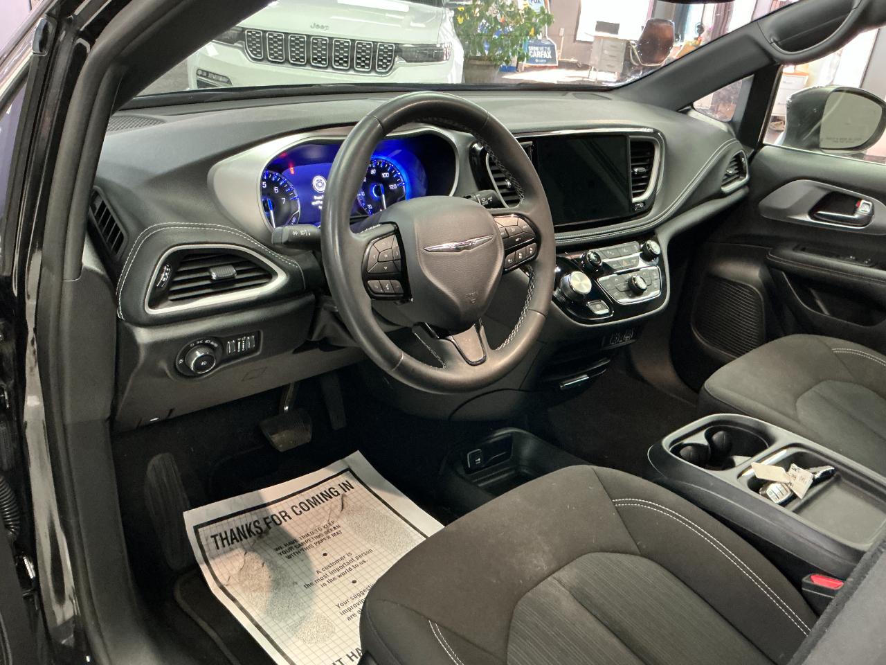 Chrysler Pacifica Touring FWD 2023