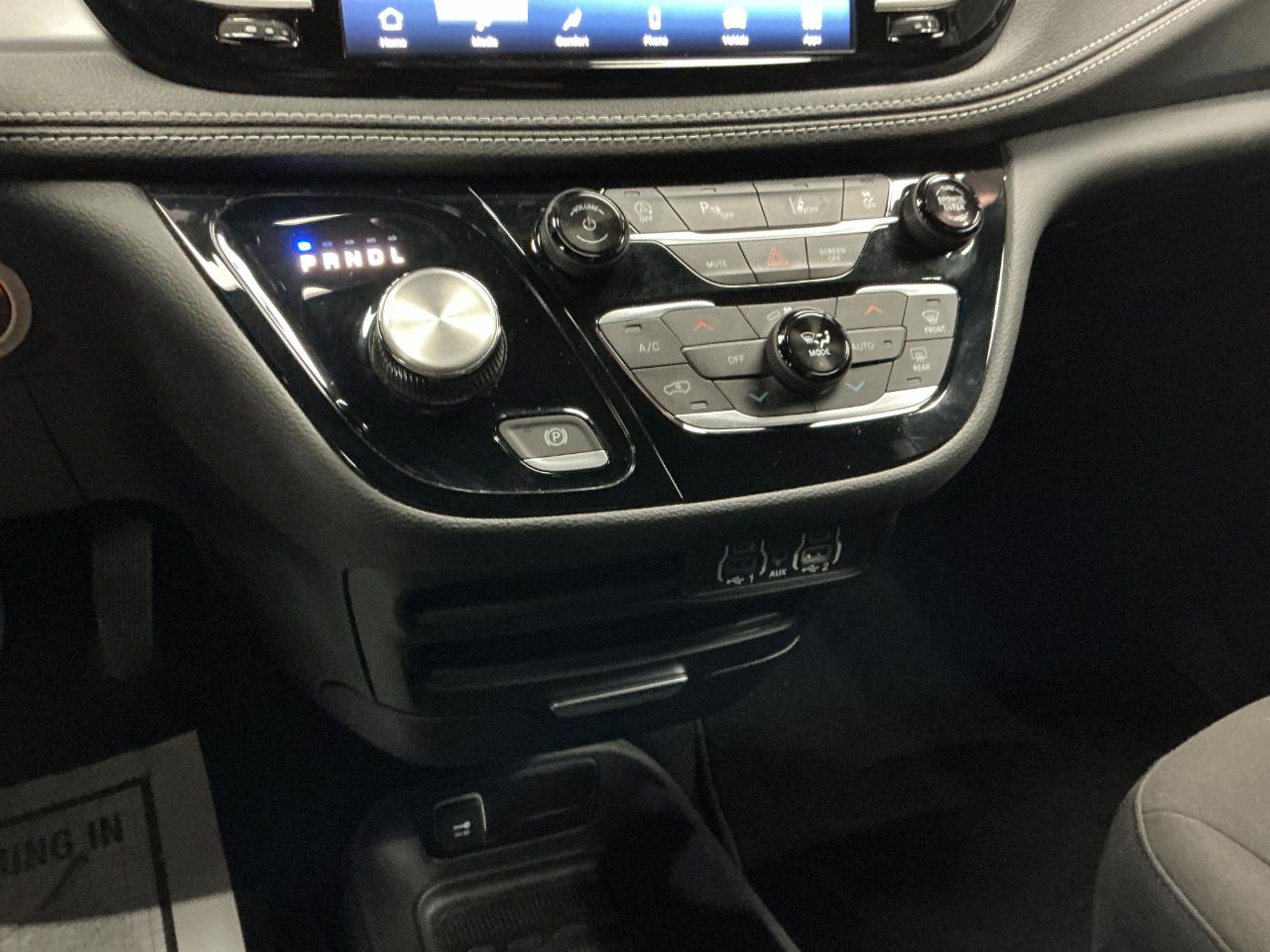 Chrysler Pacifica Touring FWD 2023