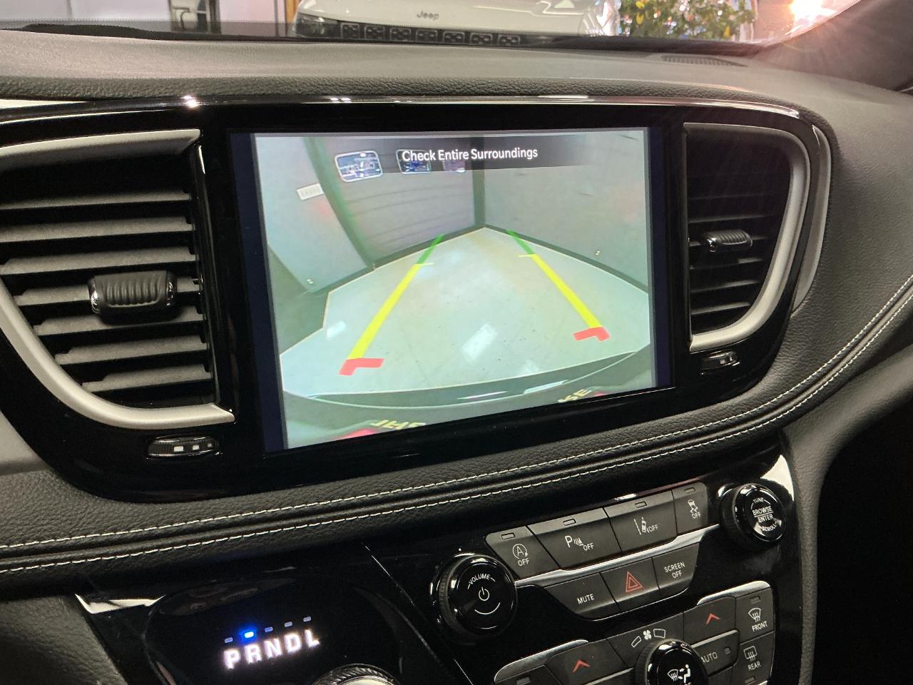 Chrysler Pacifica Touring FWD 2023