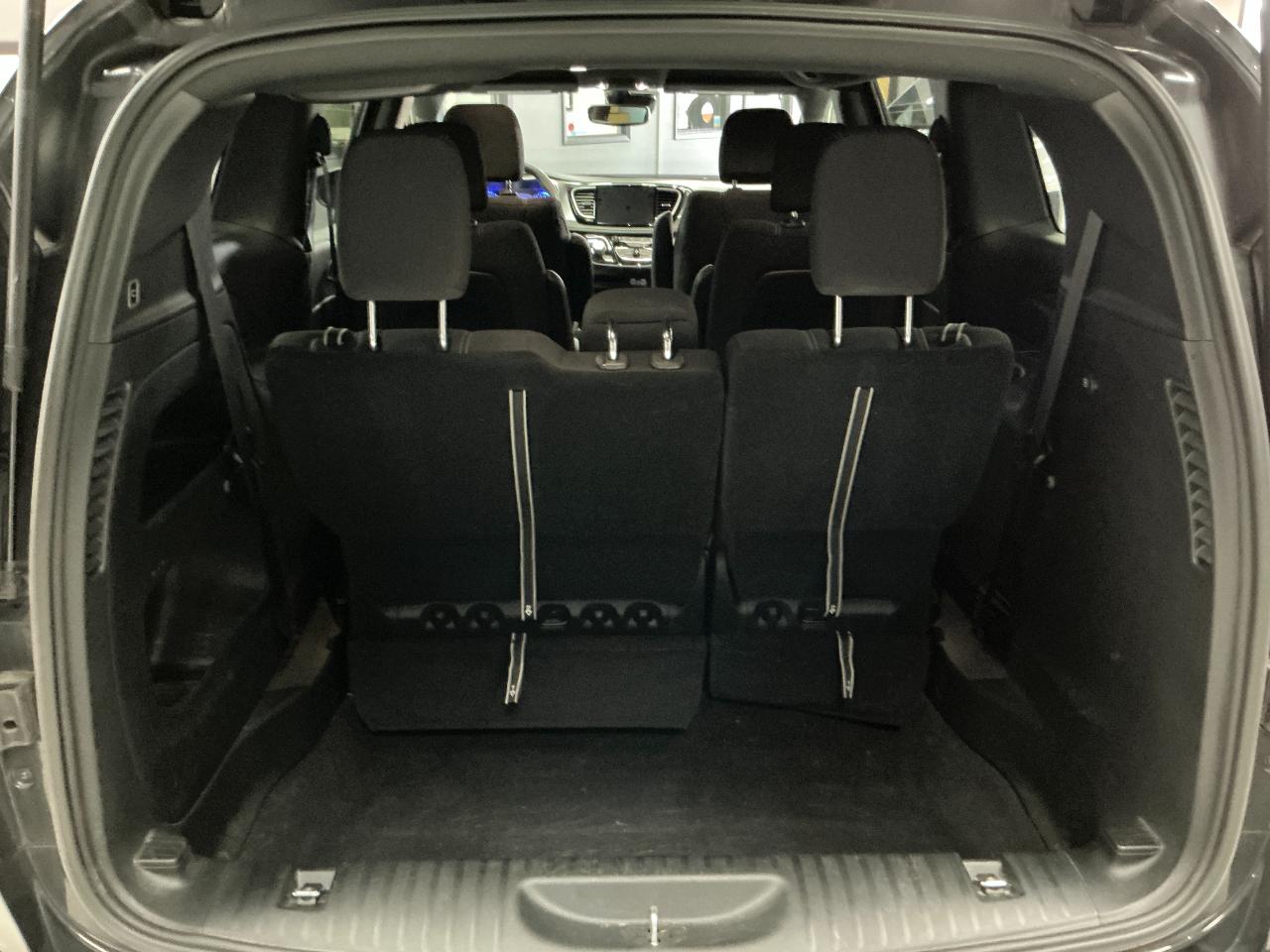 Chrysler Pacifica Touring FWD 2023