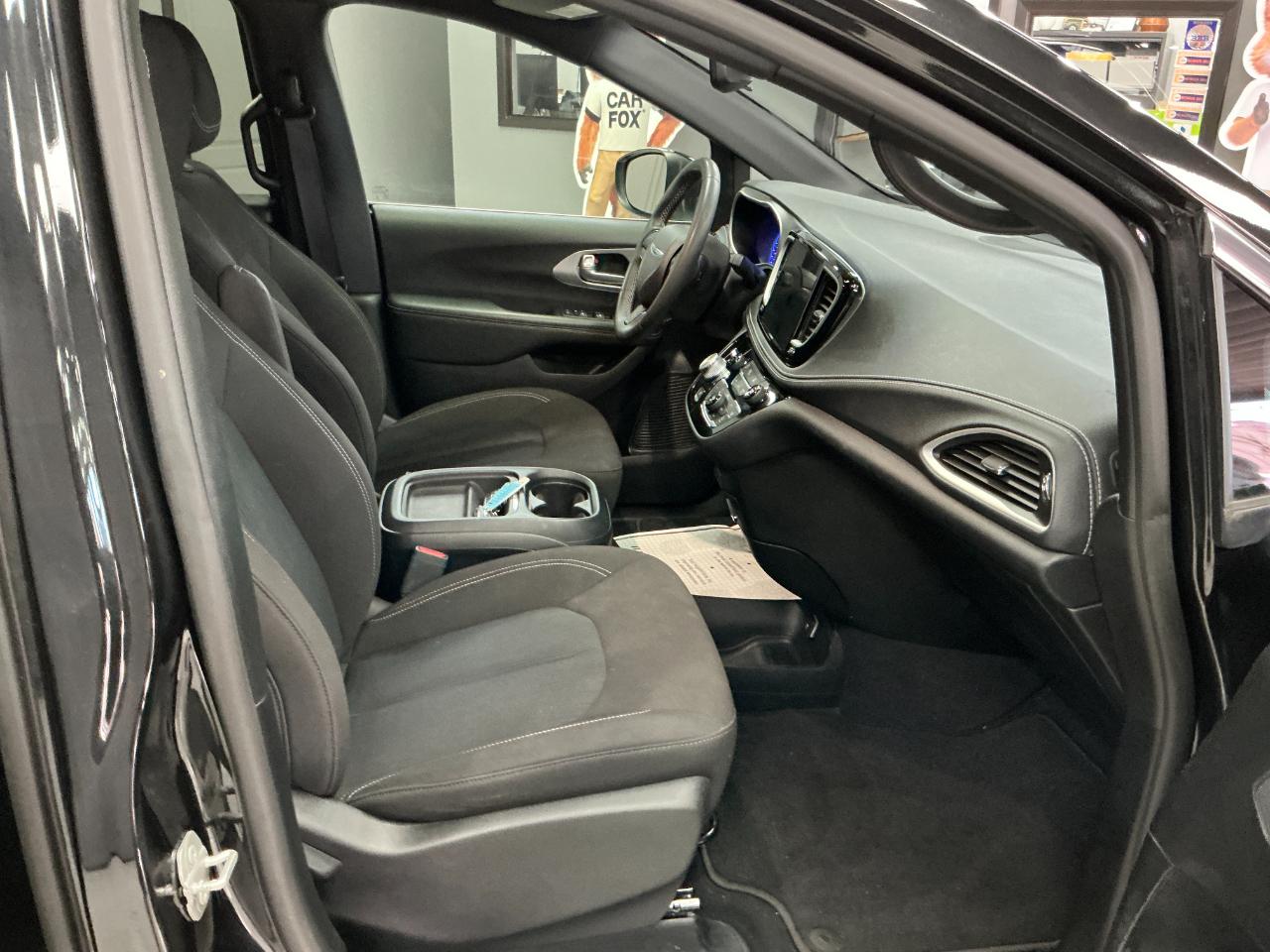 Chrysler Pacifica Touring FWD 2023