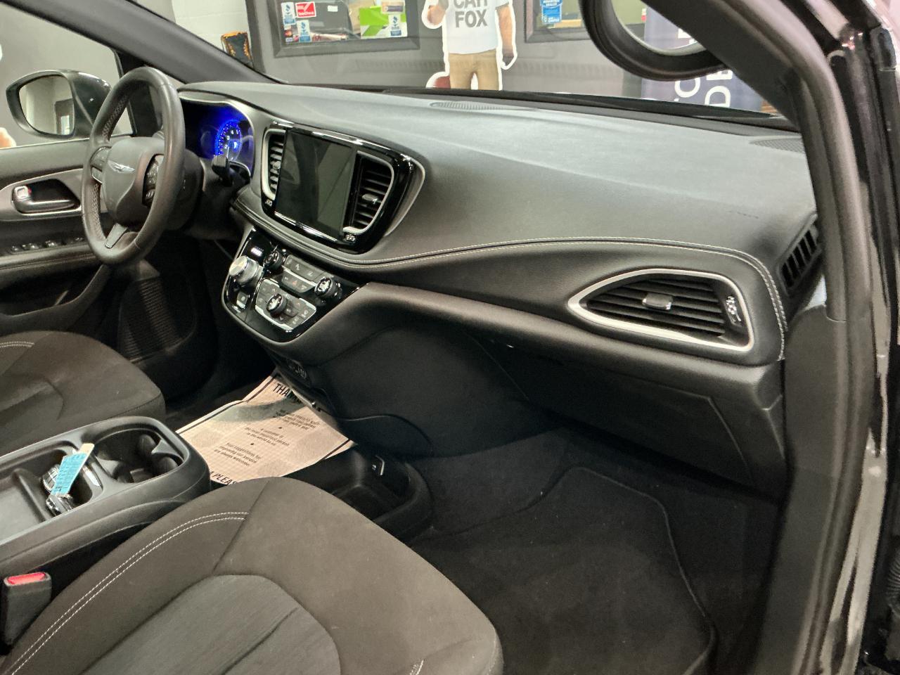 Chrysler Pacifica Touring FWD 2023